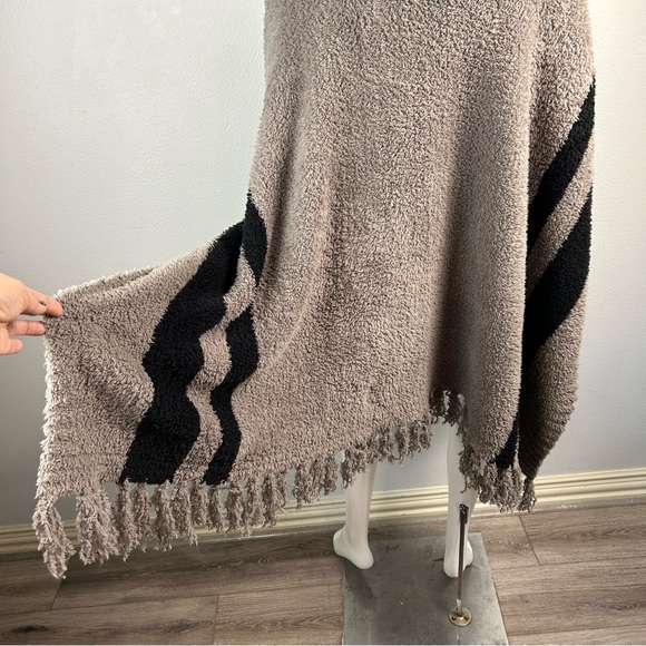 Barefoot Dreams Cozy chic beach poncho fringe one plus size fits most EUC - Picture 14 of 17